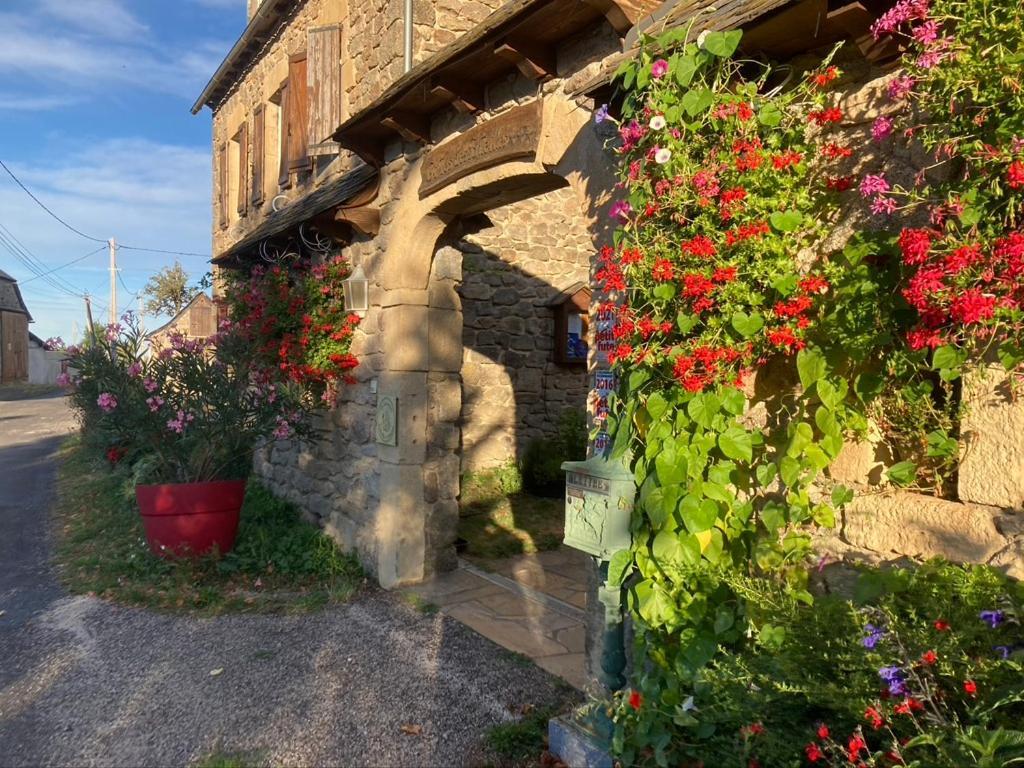 Bed and Breakfast Lo Soulenquo A Fonteilles Sur Le Gr 65 Golinhac Экстерьер фото